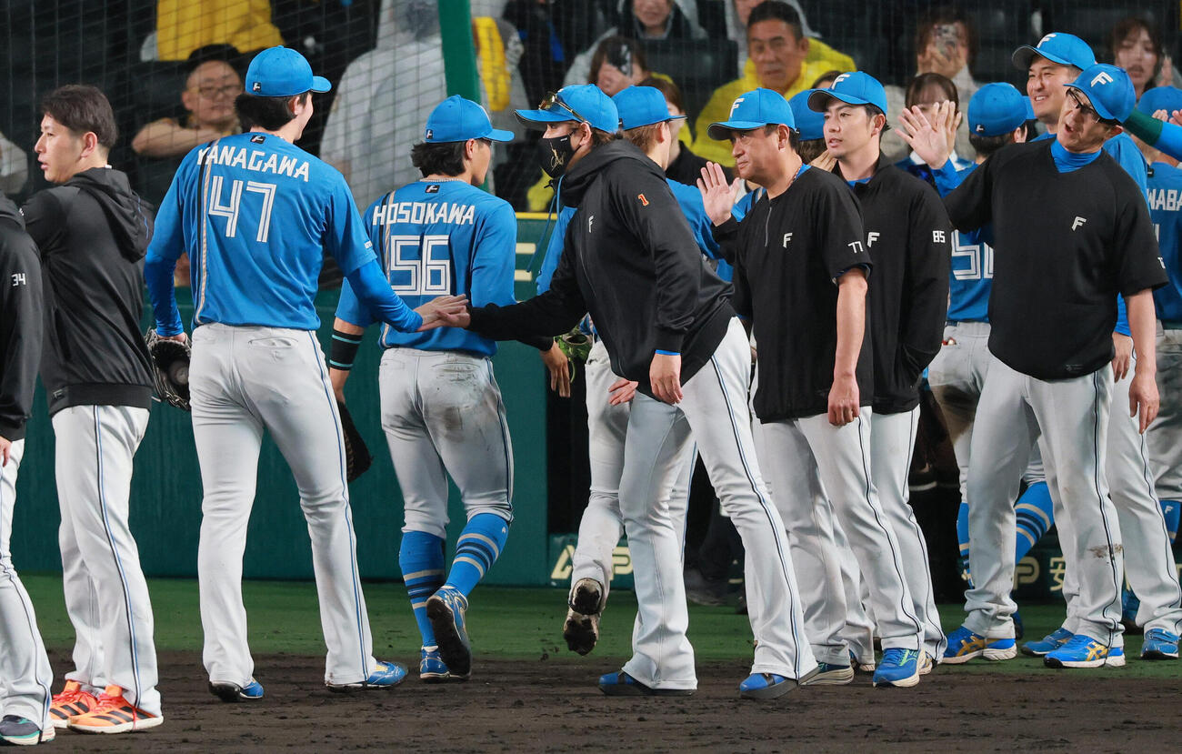 セ・パ交流戦　阪神対日本ハム2回戦　阪神対日本ハム　阪神に勝利した日本ハム新庄剛志監督はベンチ前でナインとタッチをかわす（撮影・上山淳一）