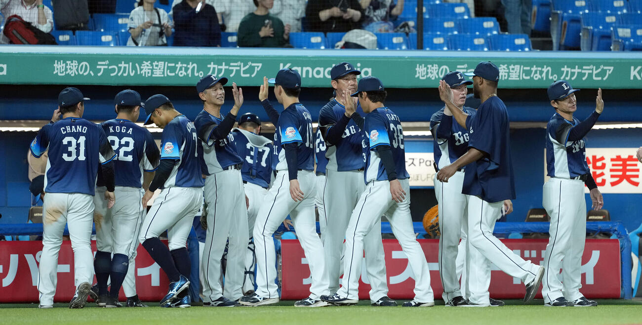 ヤクルト対西武　ヤクルトに引き分けた西武（撮影・たえ見朱実）
