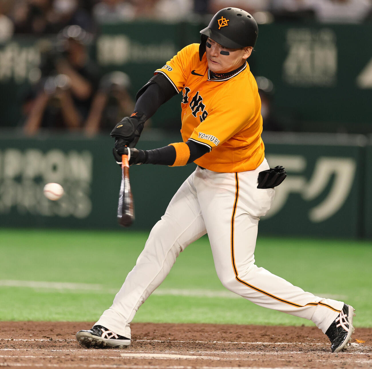 巨人対ソフトバンク　3回裏巨人1死一、三塁、適時安打を放つ丸佳浩（撮影・野上伸悟）
