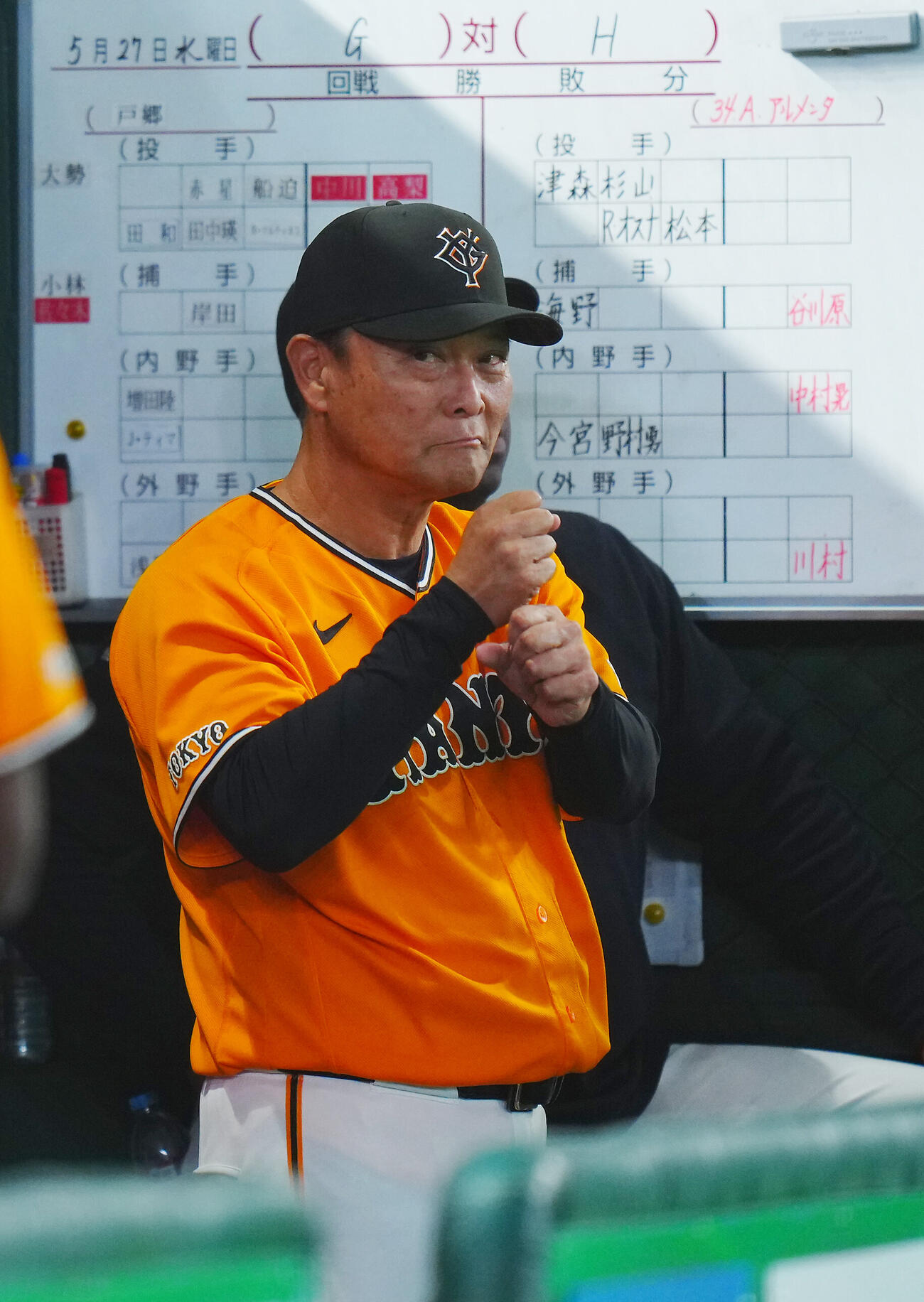 交流戦　巨人対ソフトバンク　ベンチで選手に指示を出す巨人橋上秀樹監督代行（撮影・垰建太）