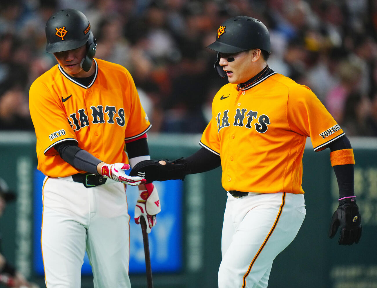 交流戦　巨人対ソフトバンク　3回裏の攻撃を終えタッチを交わす巨人丸佳浩（右）と坂本勇人（撮影・垰建太）