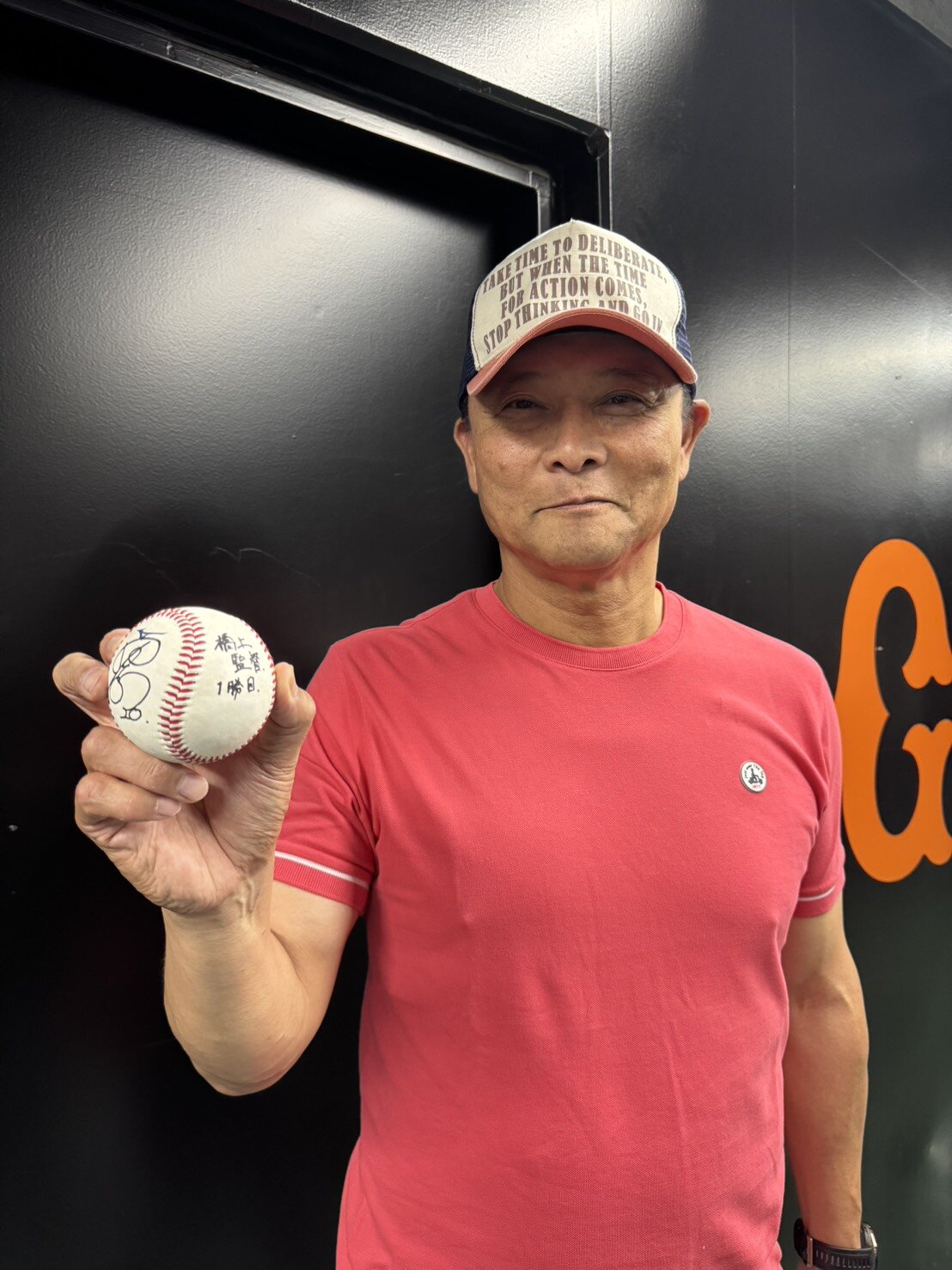巨人橋上秀樹監督代行は戸郷翔征のサイン入りの1勝目ウイニングボールを手に笑顔（球団提供）