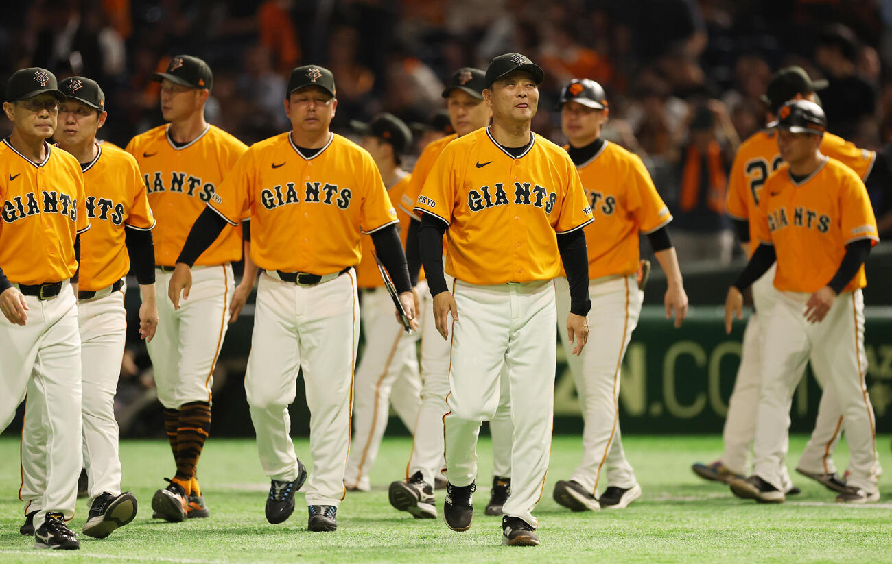 巨人対ソフトバンク　勝利しファンへのあいさつに向かう巨人橋上秀樹監督代行（中央）ら（撮影・野上伸悟）