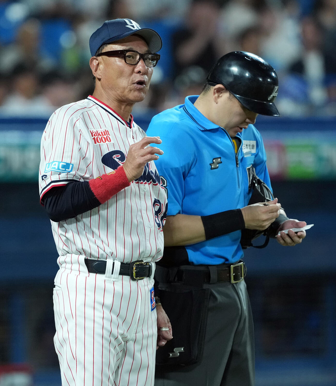 ヤクルト対西武　10回表、選手の交代を告げるヤクルト池山隆寛監督（撮影・たえ見朱実）