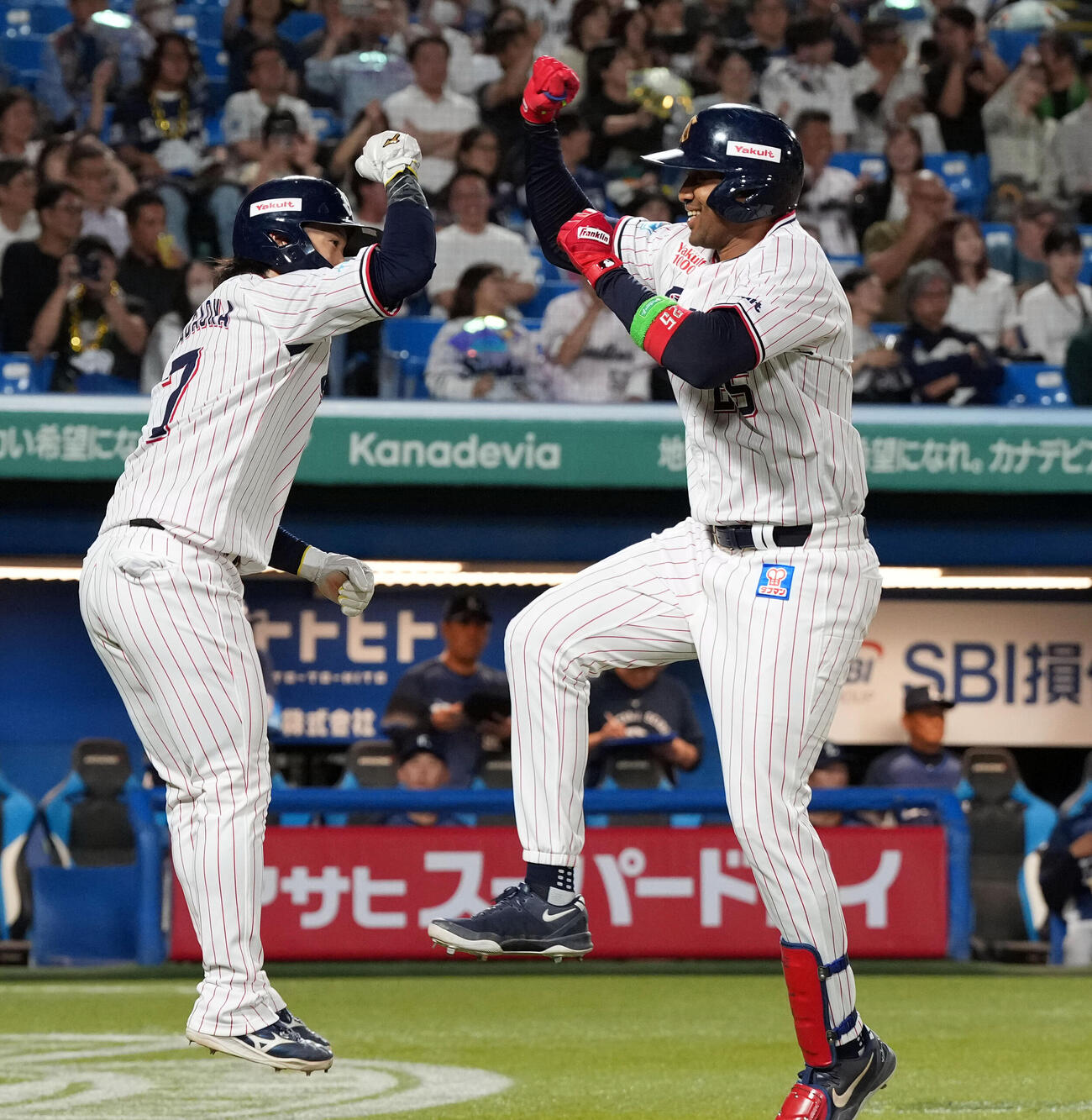ヤクルト対西武　8回裏ヤクルト1死一塁、同点2点本塁打を放ち長岡秀樹とハイタッチするドミンゴ・サンタナ（撮影・たえ見朱実）