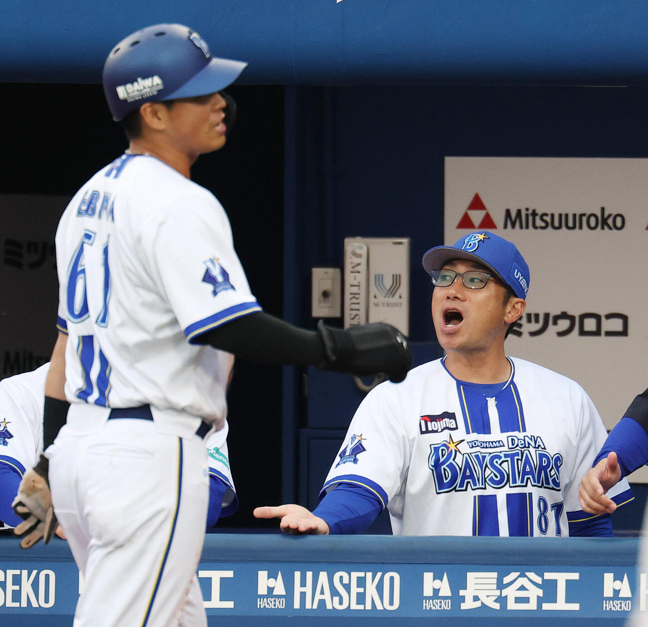 DeNA対オリックス　1回裏DeNA無死一塁、クーパー・ヒュンメルの適時二塁打で生還した蝦名達夫（左）を迎える相川亮二監督（撮影・宮地輝）＝2026年5月27日
