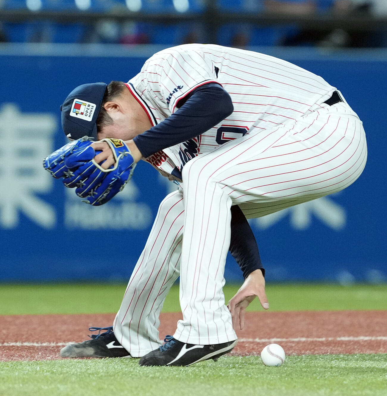 ヤクルト対西武　11回表西武無死一、二塁、長谷川信哉の打球をファンブルする広沢優。このエラーで満塁とする（撮影・たえ見朱実）