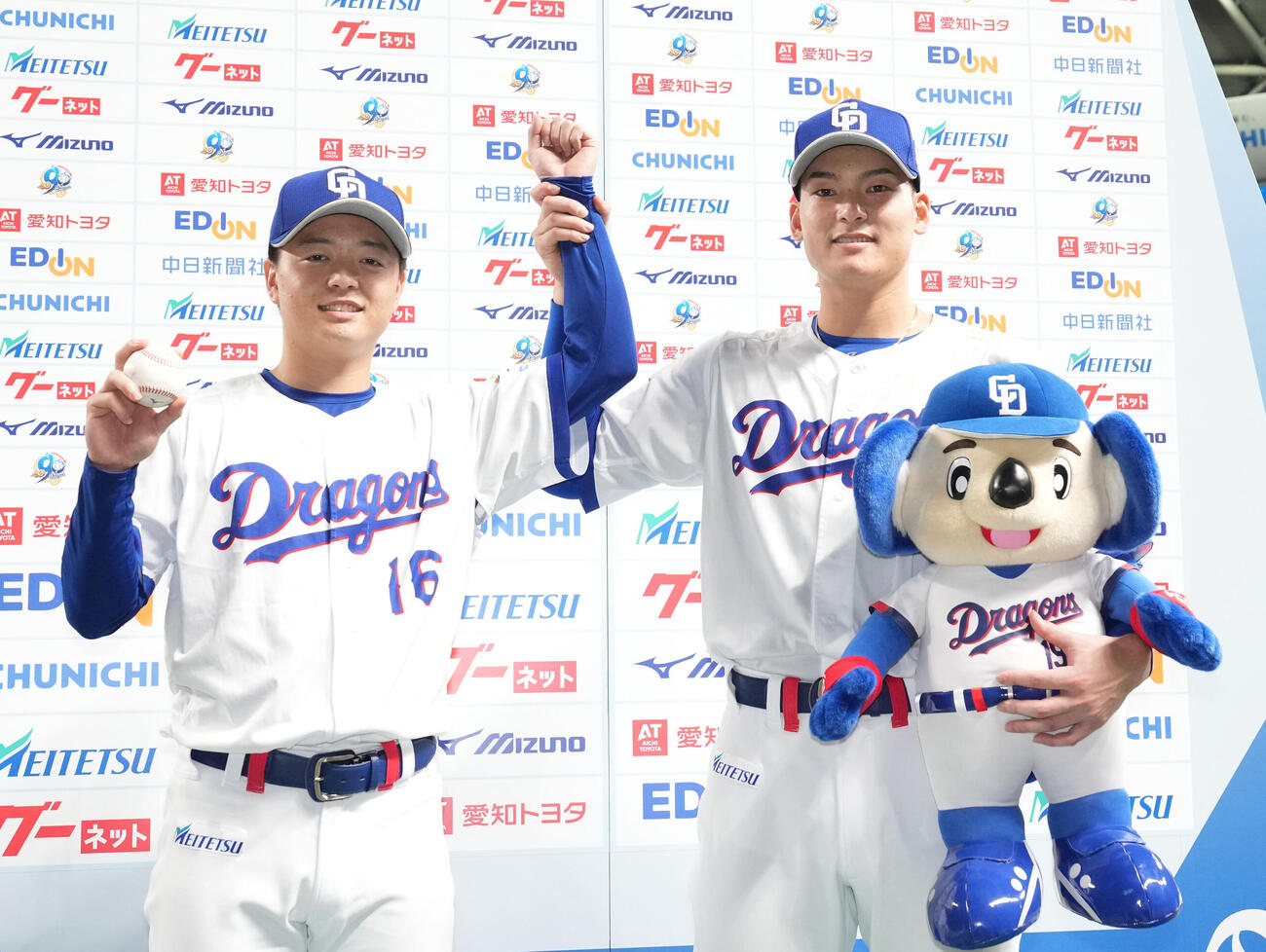 プロ野球交流戦中日対楽天　ヒーローインタビューを終えポーズを決める桜井頼之介（左）と石川昂弥（撮影・森本幸一）