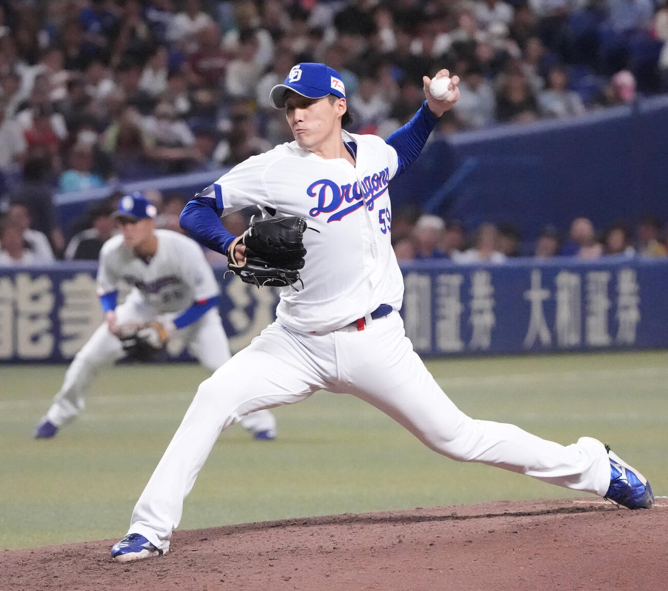 プロ野球交流戦中日対楽天　7回表、中日2番手で登板する斎藤綱記（撮影・森本幸一）