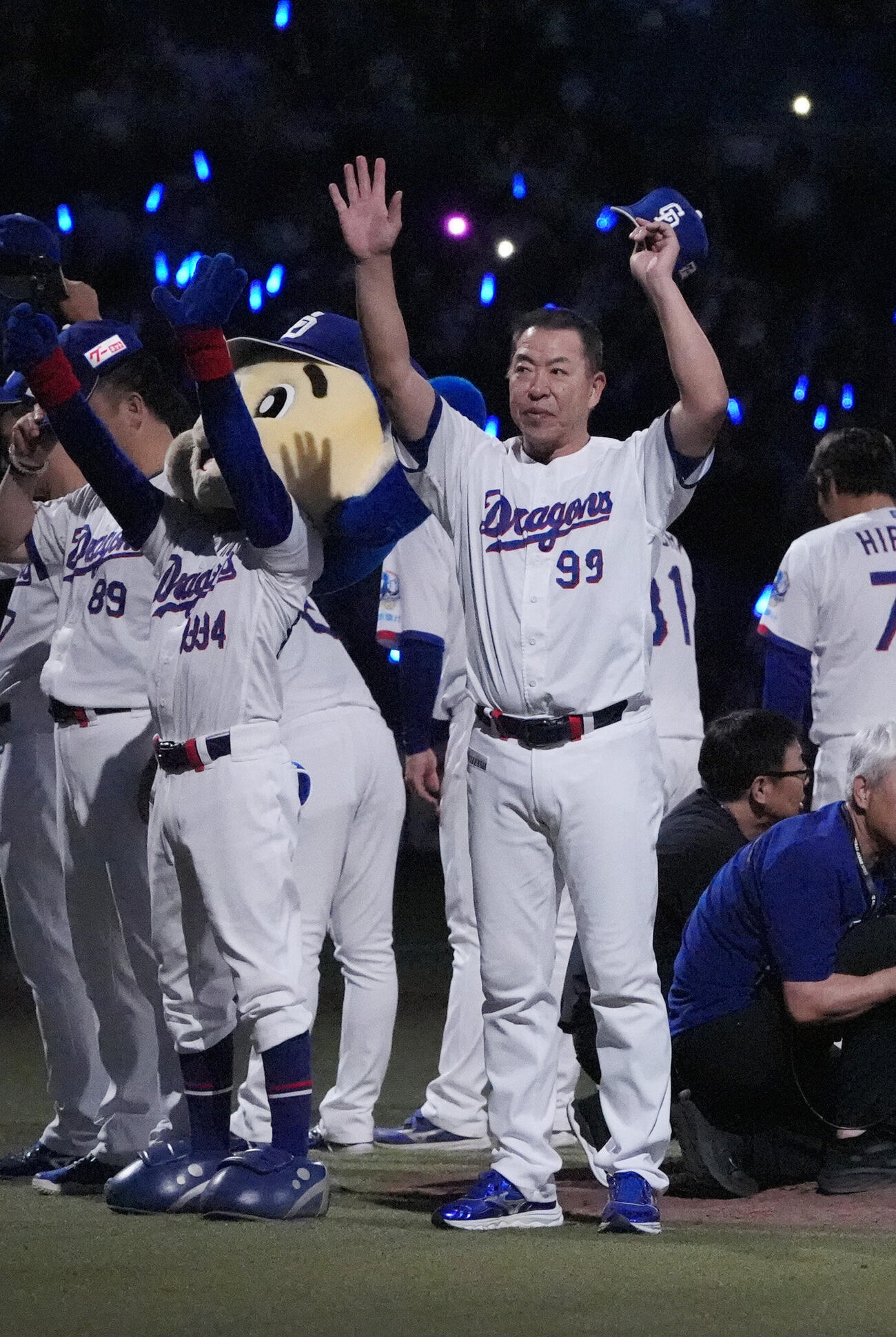 プロ野球交流戦中日対楽天　試合終了、井上一樹監督（右）はスタンドの観客にあいさつをする（撮影・森本幸一）