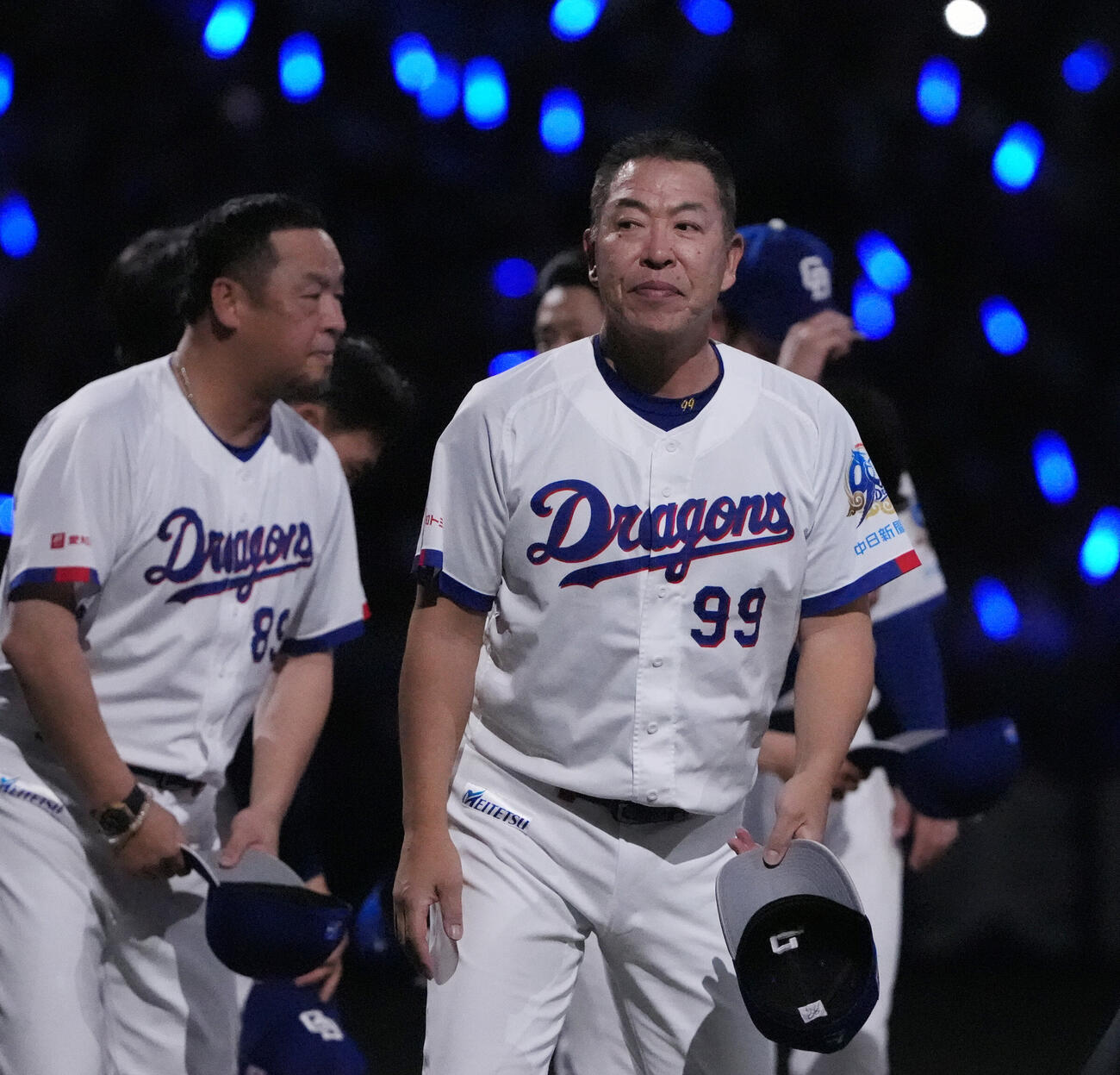プロ野球交流戦中日対楽天　試合終了、井上一樹監督（右）はスタンドの観客にあいさつをする（撮影・森本幸一）