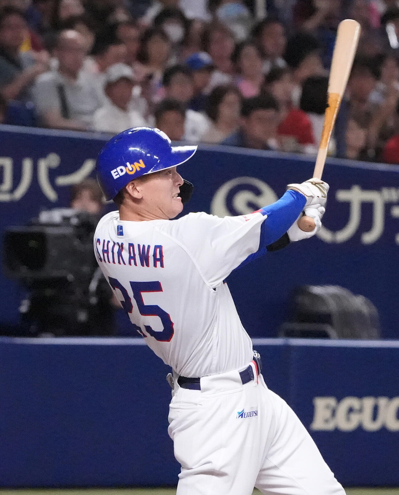 プロ野球交流戦中日対楽天　4回裏中日1死、ソロ本塁打を放つ石川昂弥（撮影・森本幸一）