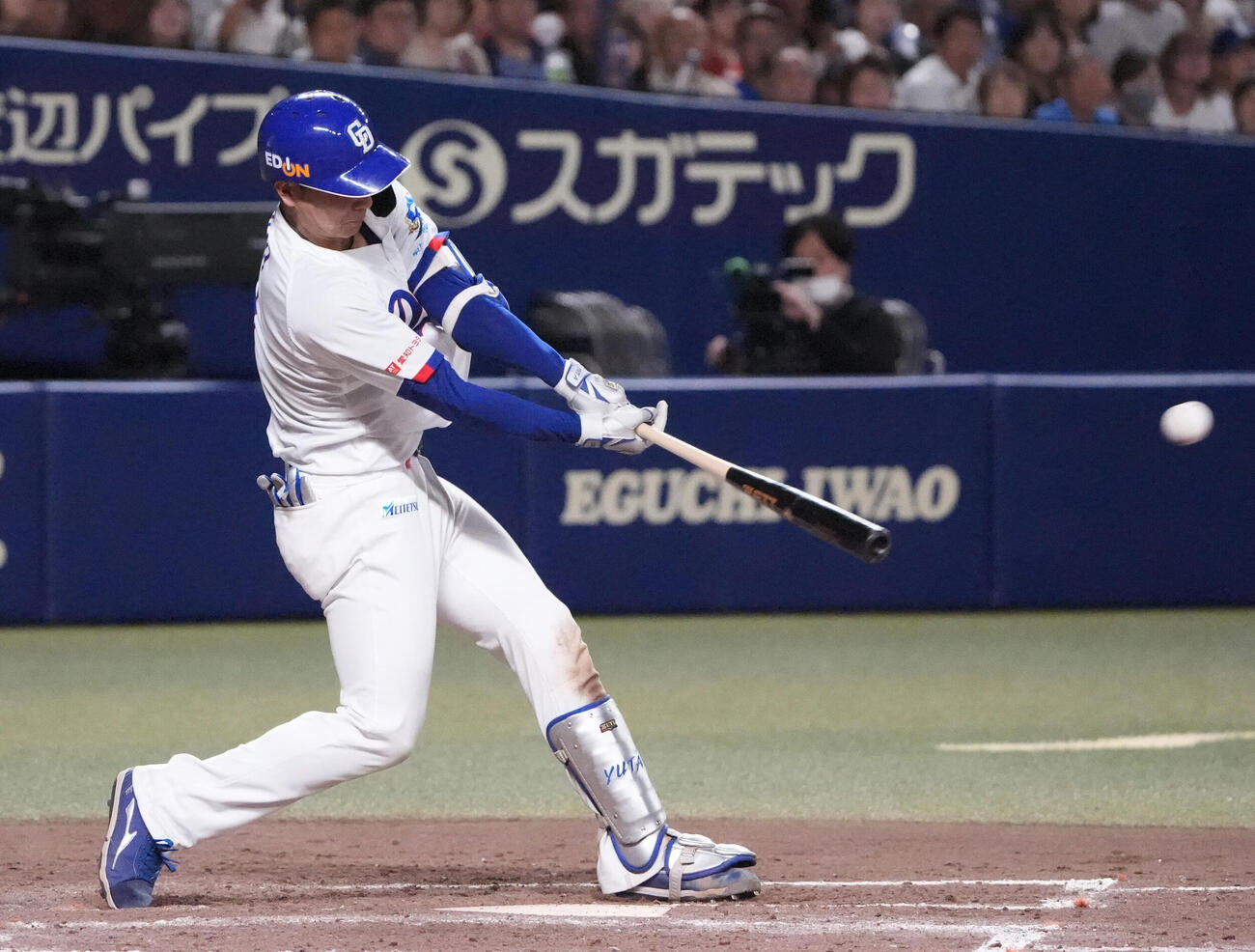 プロ野球交流戦中日対楽天　5回裏中日2死一、三塁、適時二塁打を放つ石伊雄太（撮影・森本幸一）