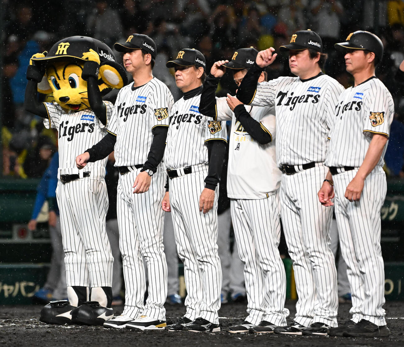 セ・パ交流戦・阪神対日本ハム2回戦　阪神対日本ハム　試合終了後にファンらにあいさつをする阪神藤川球児監督（左から2人目）（撮影・石井愛子）＝2026年5月27日