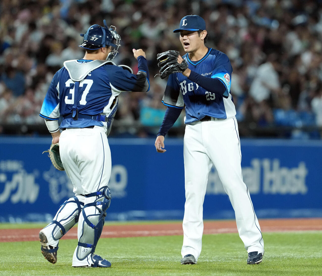 ヤクルト対西武　ヤクルトに引き分け捕手柘植世那（左）とハイタッチをする青山美夏人（撮影・たえ見朱実）＝2026年5月27日