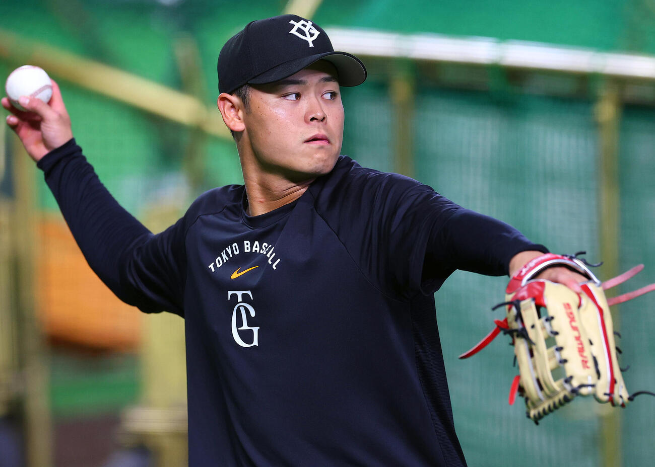 巨人対ソフトバンク　キャッチボールする巨人中山礼都（撮影・野上伸悟）