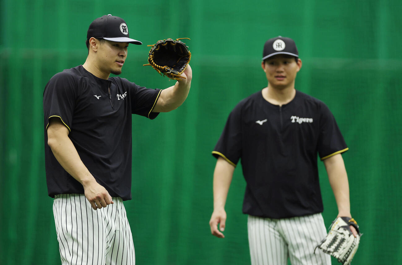 阪神佐藤輝明（左）と森下翔太（2026年5月撮影）