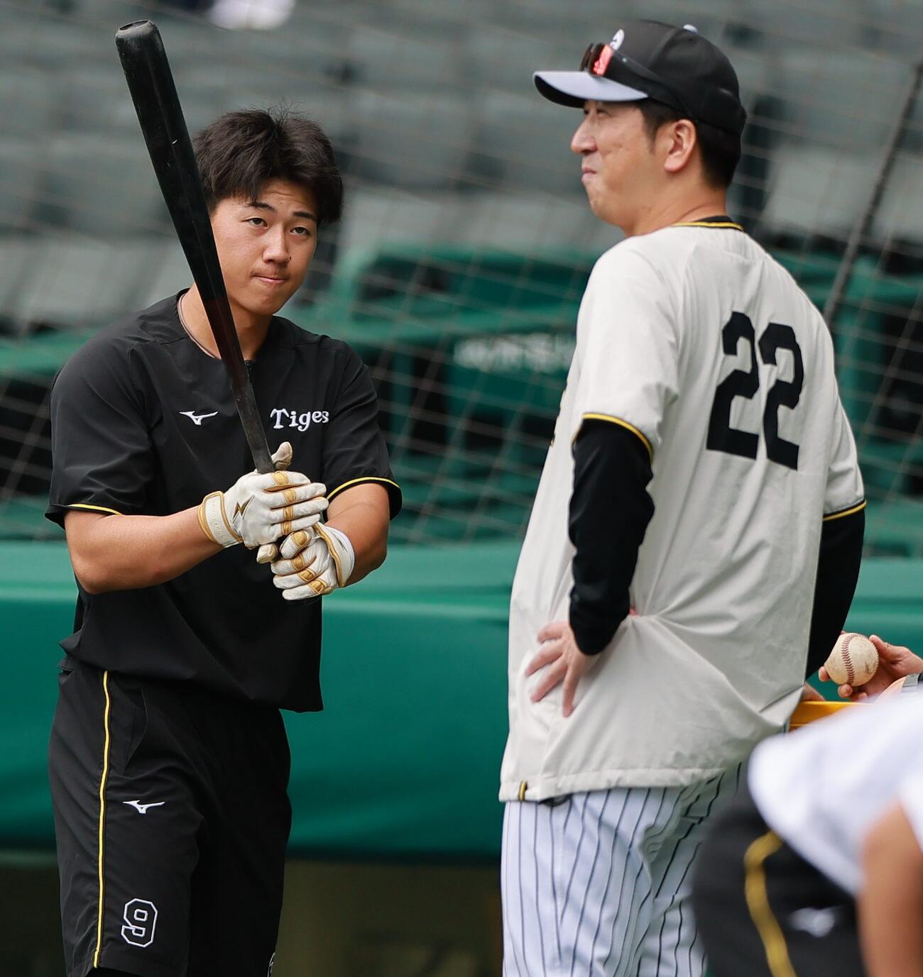 阪神対日本ハム　試合前の練習で阪神立石正広（左）と笑顔で話す藤川球児監督（撮影・上山淳一）＝2026年5月26日、甲子園球場