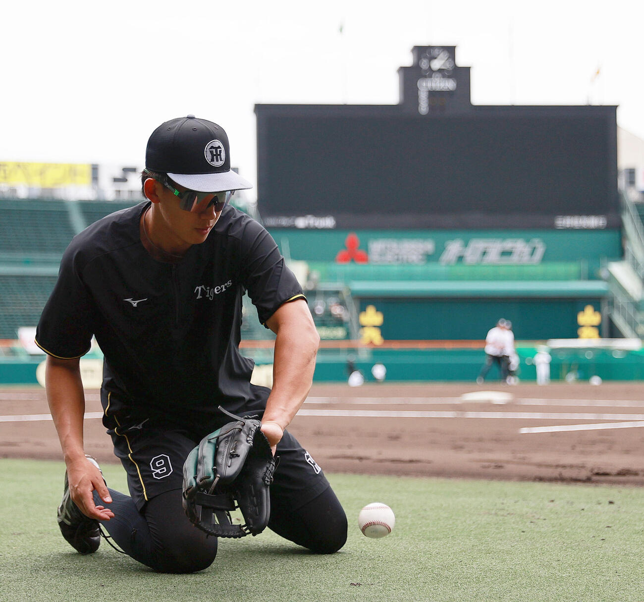 阪神対日本ハム　試合前の練習にでゴロ捕する阪神立石正広（撮影・上山淳一）＝2026年5月28日