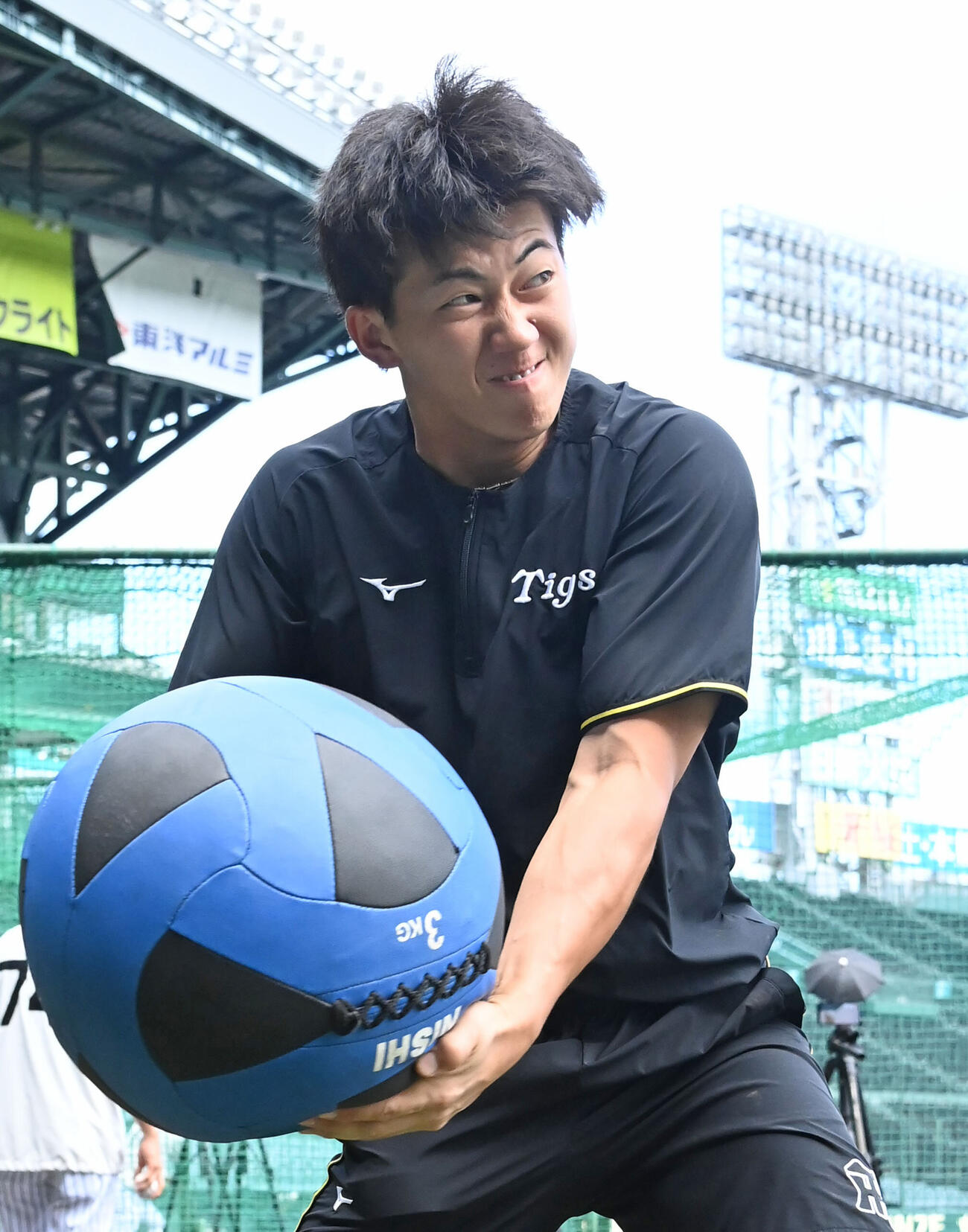 阪神対日本ハム　メディシンボールでトレーニングをする阪神立石正広（撮影・石井愛子）＝2026年5月28日