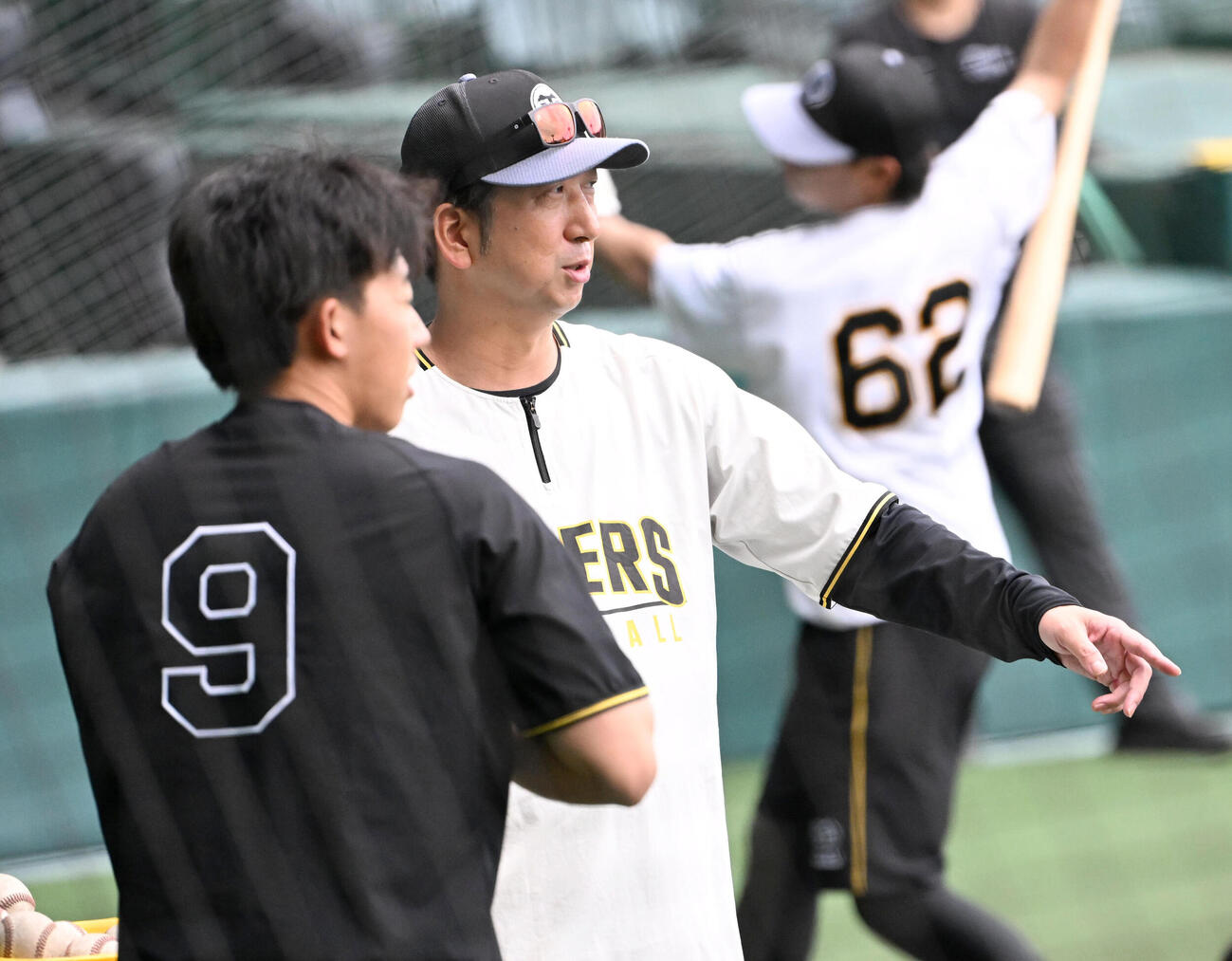 阪神対日本ハム　練習の合間に阪神藤川球児監督（右）と話す立石正広（撮影・石井愛子）＝2026年5月28日