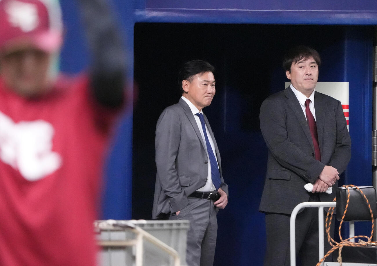 プロ野球交流戦中日対楽天　試合前、練習を見つめる楽天の三木谷浩史オｰナｰ（左）と石井一久GM（撮影・森本幸一）