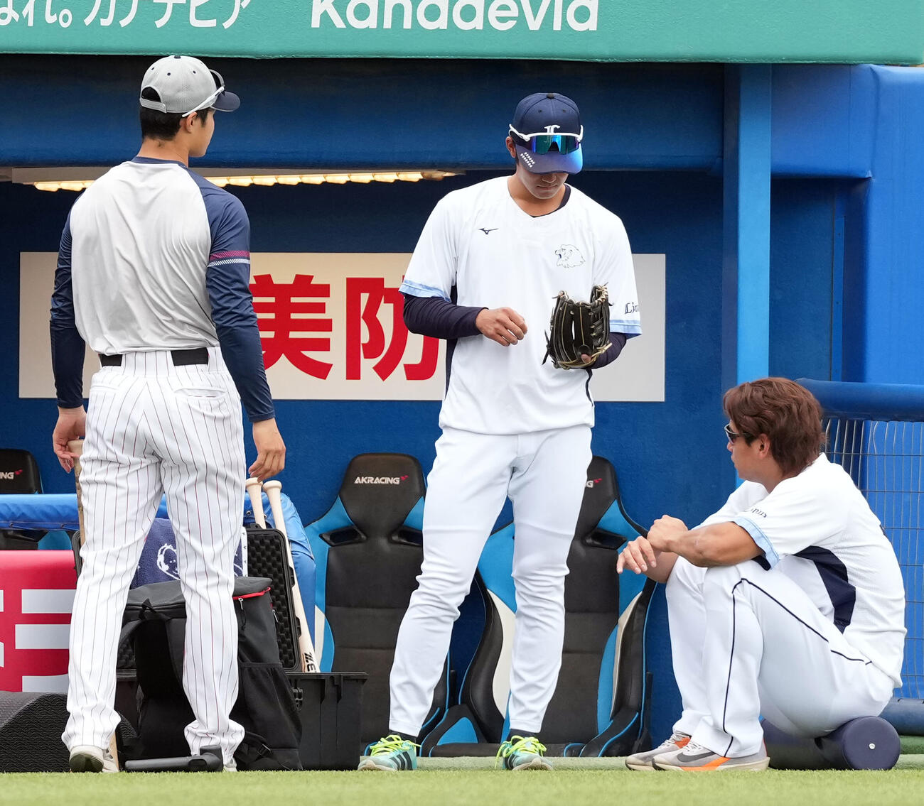 ヤクルト対西武　弟のヤクルト石井巧（左）のグローブを見る兄の西武石井一成（撮影・たえ見朱実）
