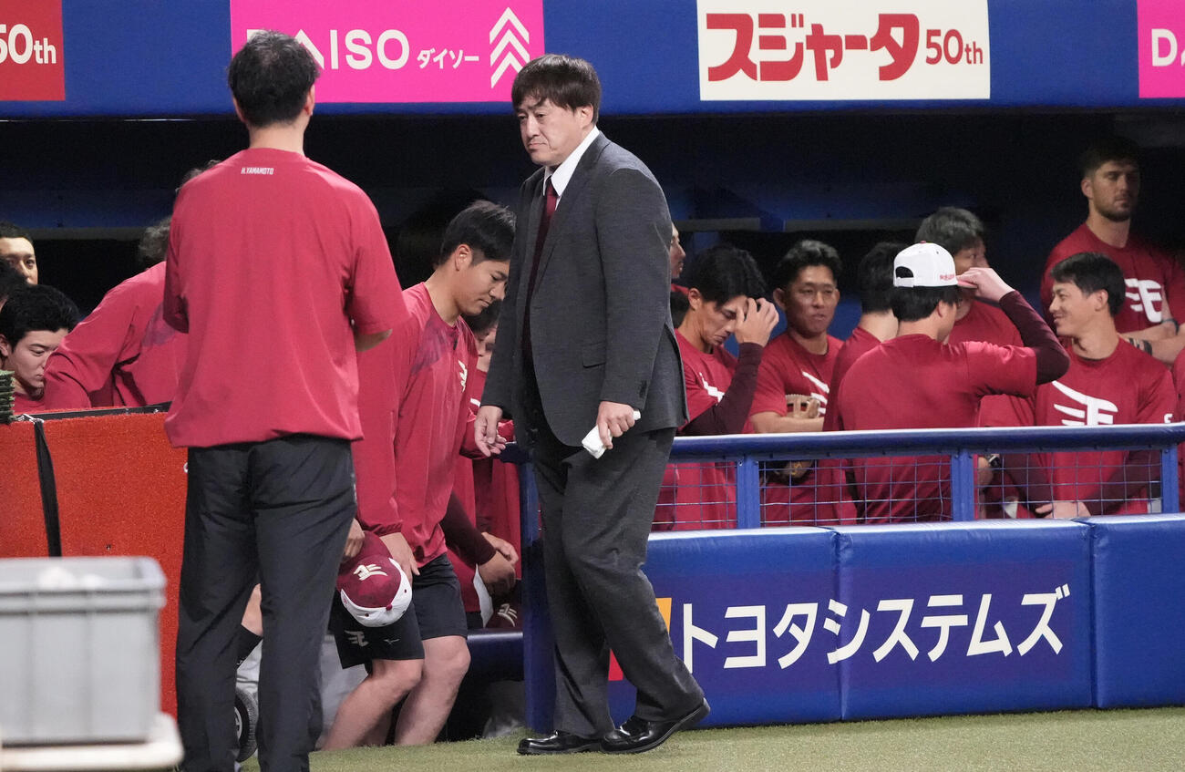 プロ野球交流戦中日対楽天　試合前、ナインに話をする石井一久GM（撮影・森本幸一）