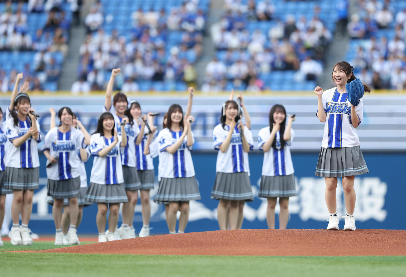 DeNA対オリックス　試合前、セレモニアルピッチを務めた日向坂46藤嶌果歩（右）（撮影・河田真司）