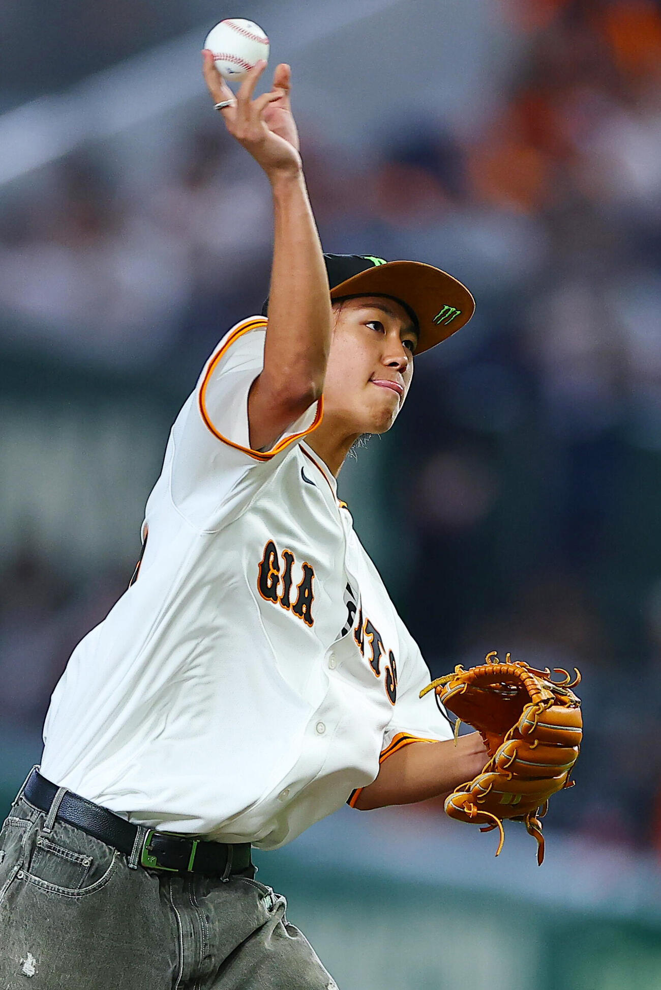 巨人対ソフトバンク　始球式を行うスケートボードの佐々木音憧（撮影・野上伸悟）＝2026年5月28日