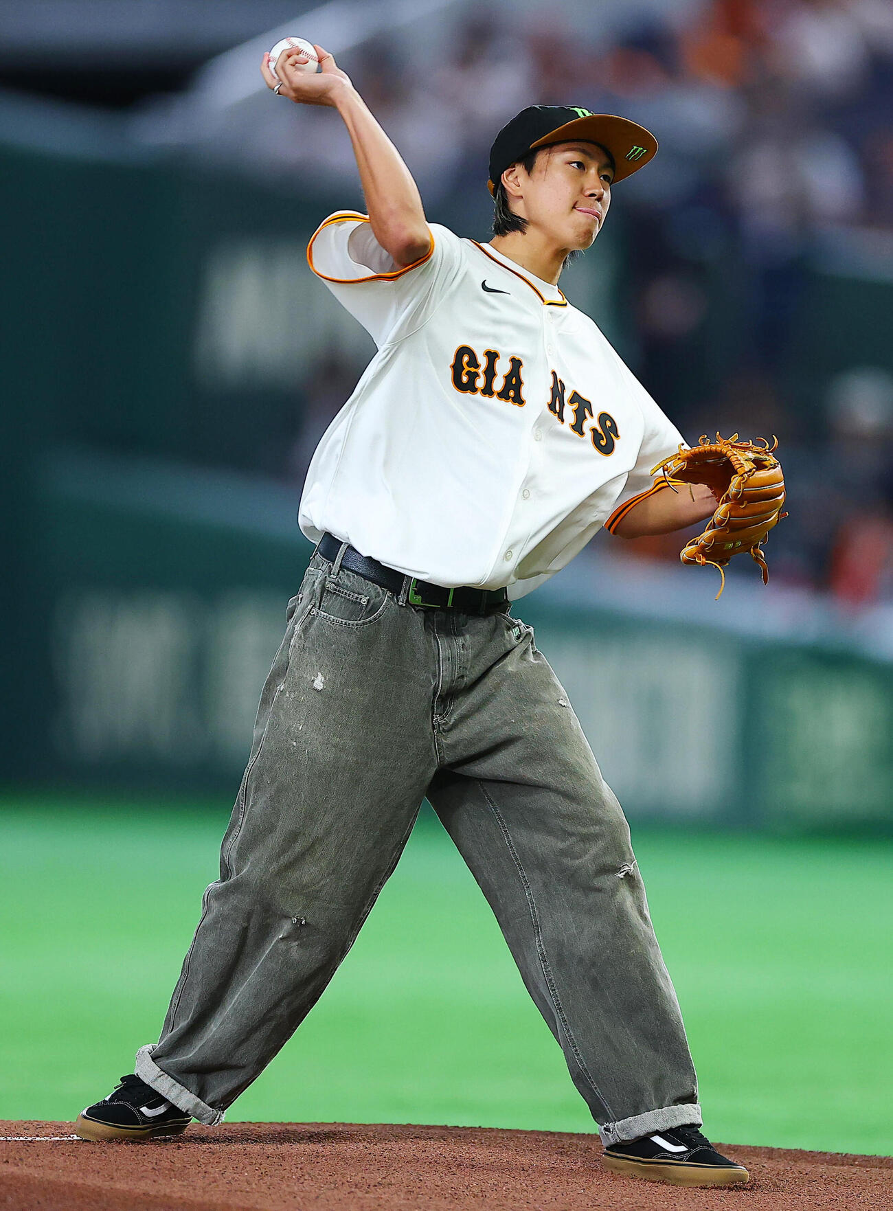 巨人対ソフトバンク　始球式を行うスケートボードの佐々木音憧（撮影・野上伸悟）＝2026年5月28日