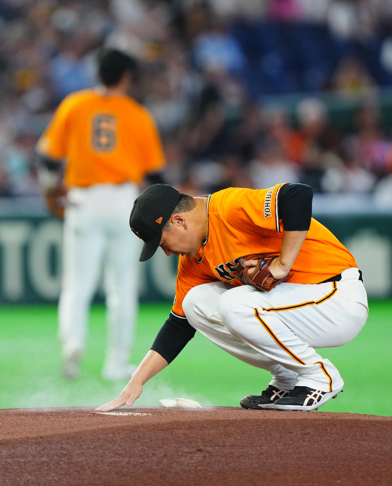 交流戦　巨人対ソフトバンク　マウンドに手をつき集中する巨人先発の田中将大（撮影・垰建太）