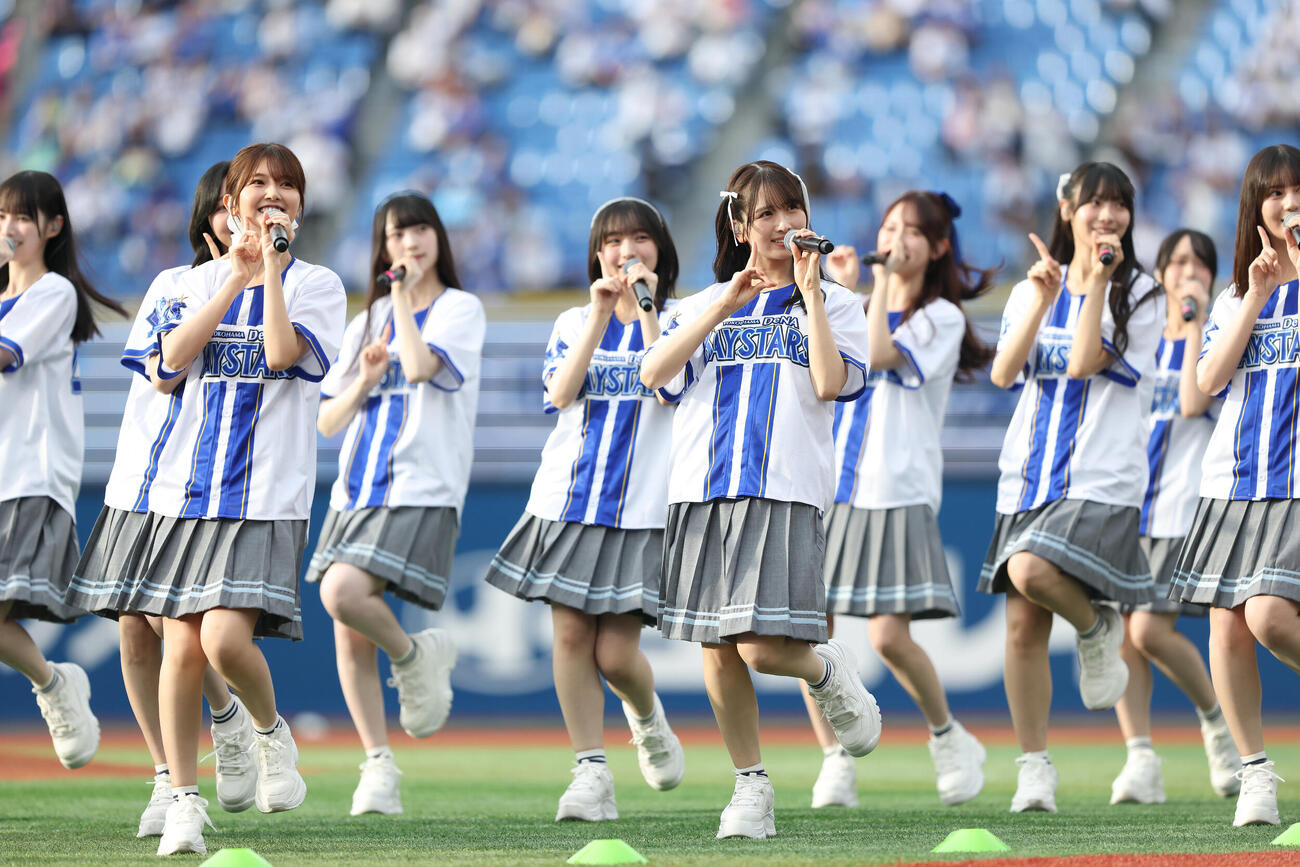 DeNA対オリックス　試合前、パフォーマンスで球場を盛り上げる日向坂46（撮影・河田真司）