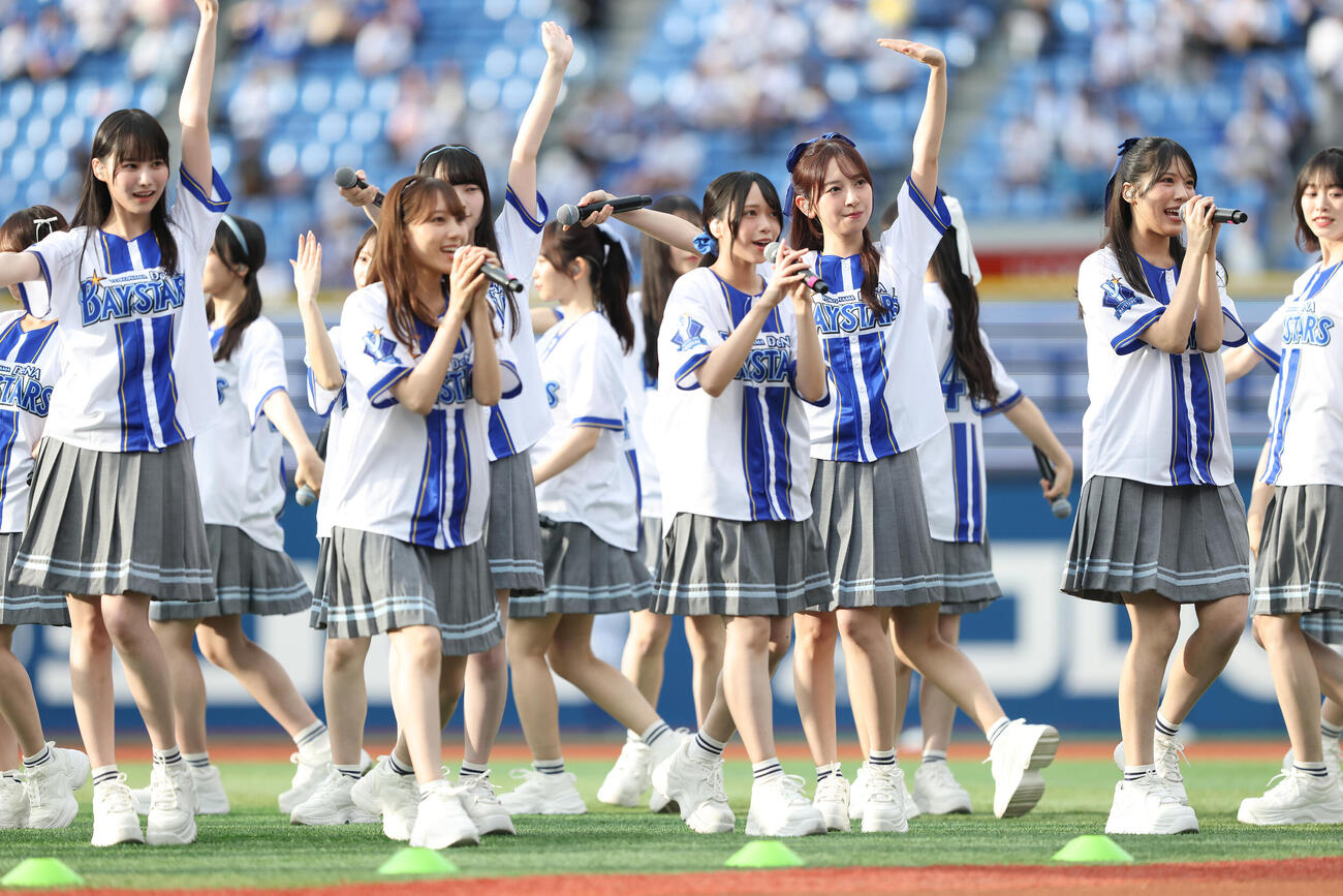 DeNA対オリックス　試合前、パフォーマンスで球場を盛り上げる日向坂46（撮影・河田真司）