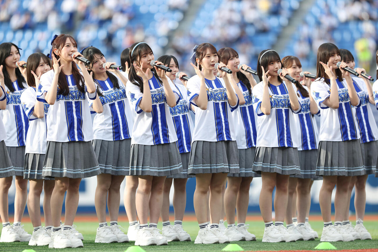 DeNA対オリックス　試合前、パフォーマンスで球場を盛り上げる日向坂46（撮影・河田真司）