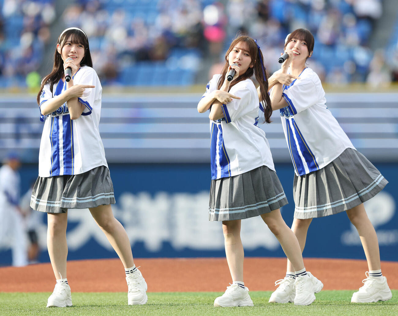 DeNA対オリックス　試合前、パフォーマンスで球場を盛り上げる日向坂46（撮影・河田真司）
