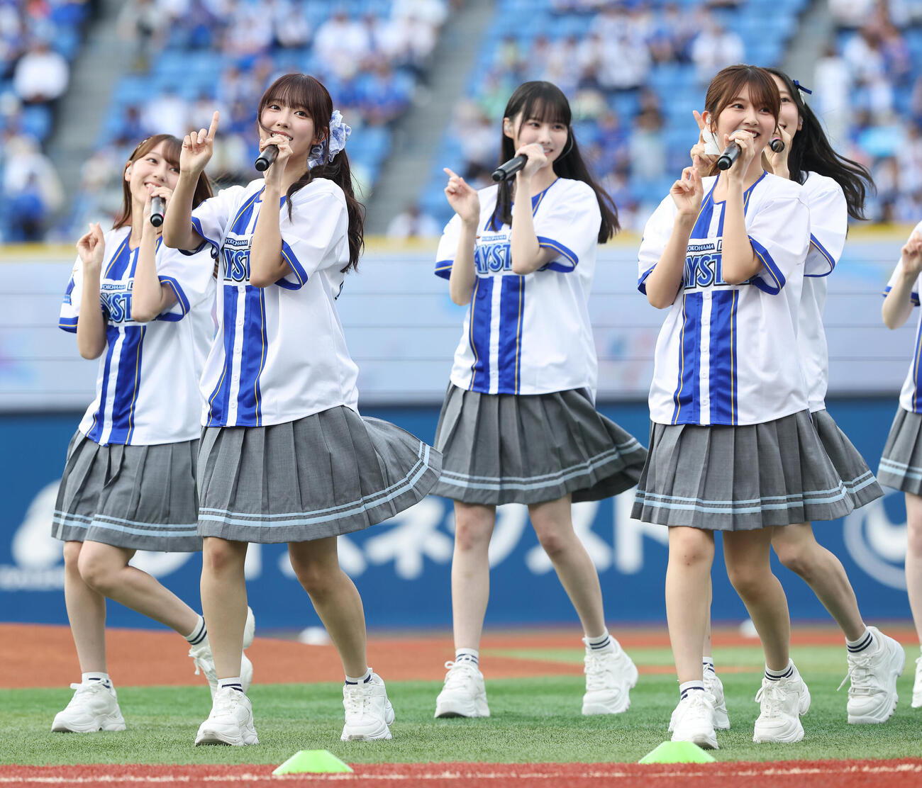 DeNA対オリックス　試合前、パフォーマンスで球場を盛り上げる日向坂46（撮影・河田真司）