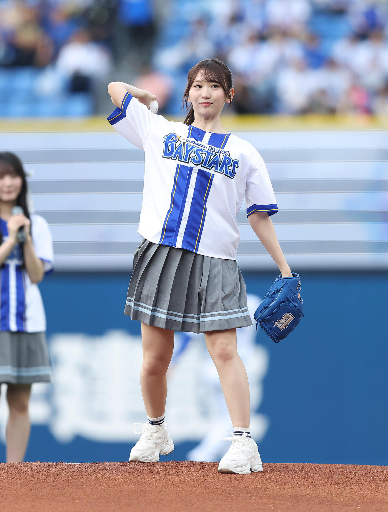 DeNA対オリックス　試合前、セレモニアルピッチを務める日向坂46藤嶌果歩（撮影・河田真司）