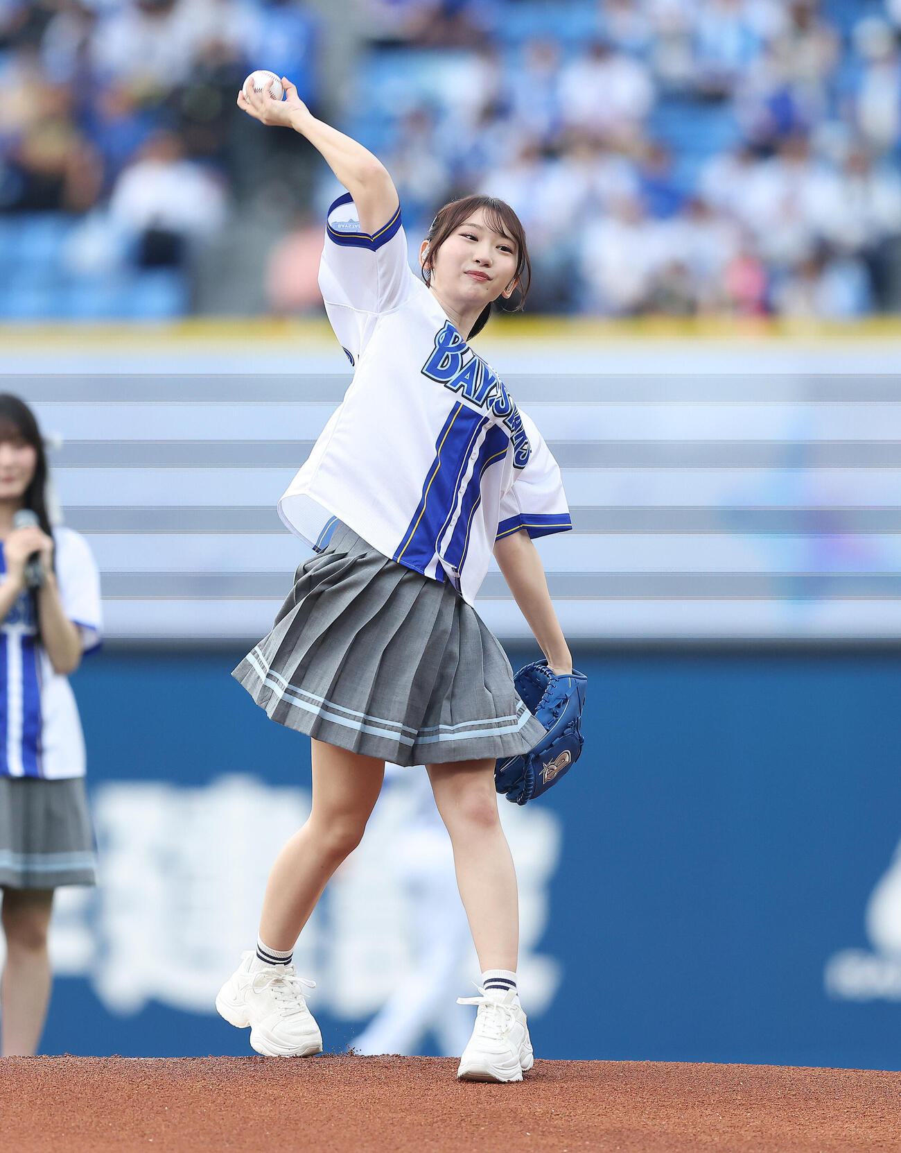 DeNA対オリックス　試合前、セレモニアルピッチを務める日向坂46藤嶌果歩（撮影・河田真司）