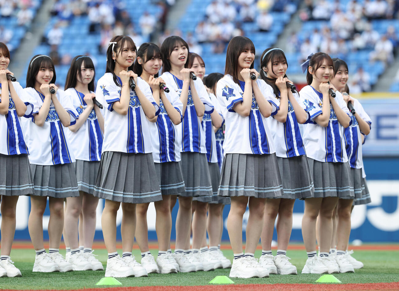 DeNA対オリックス　試合前、パフォーマンスで球場を盛り上げる日向坂46（撮影・河田真司）