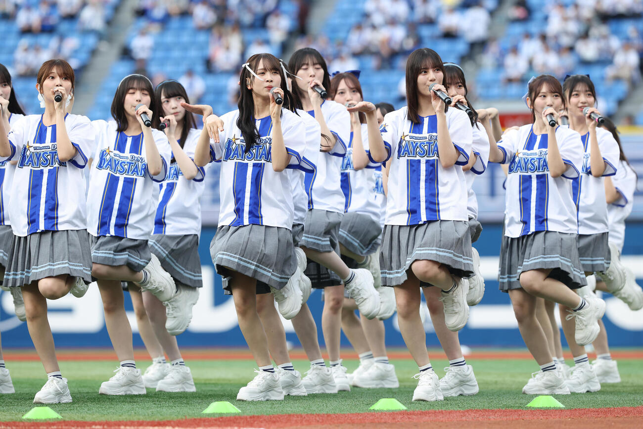 DeNA対オリックス　試合前、パフォーマンスで球場を盛り上げる日向坂46（撮影・河田真司）