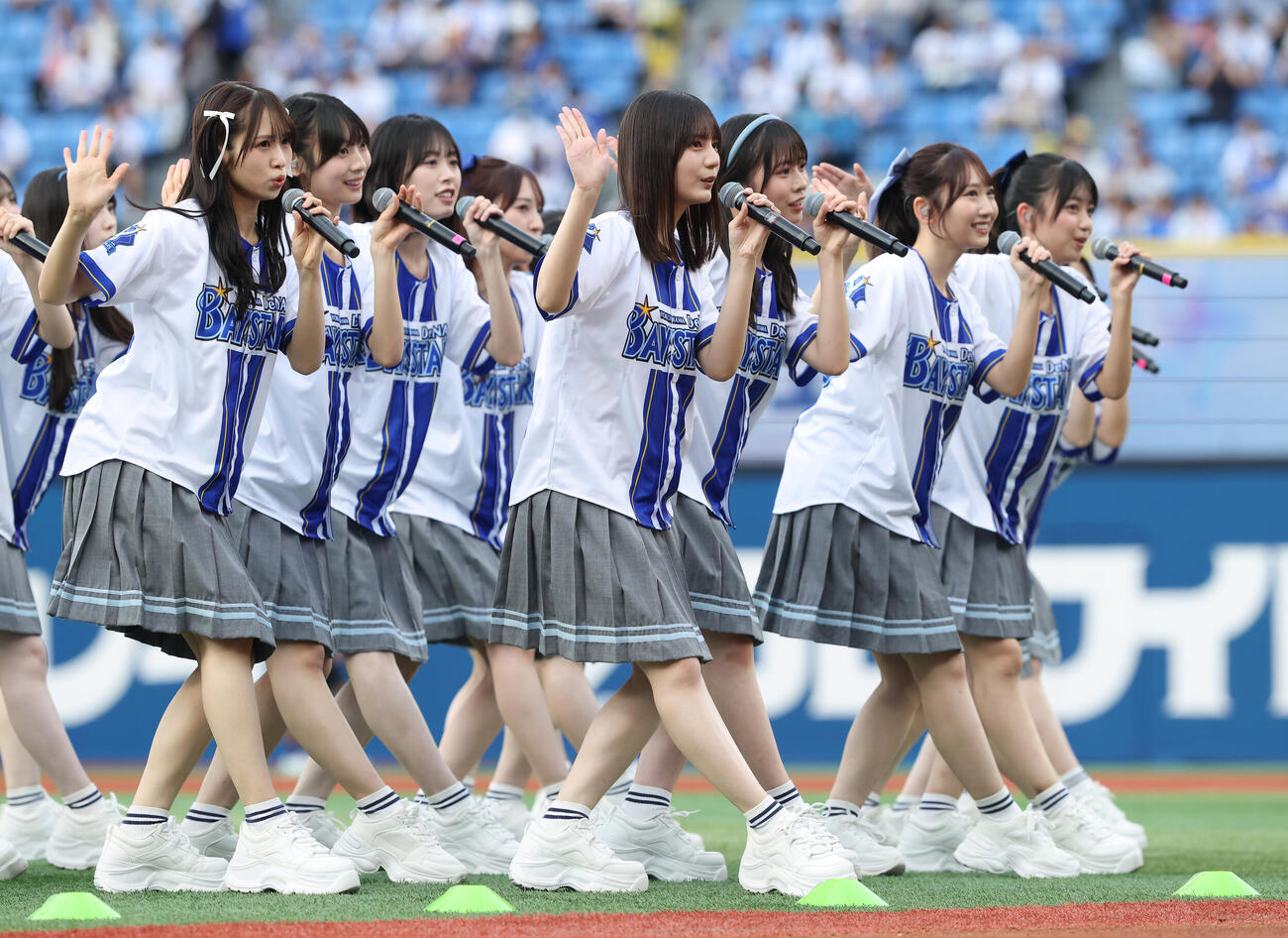 DeNA対オリックス　試合前、パフォーマンスで球場を盛り上げる日向坂46（撮影・河田真司）
