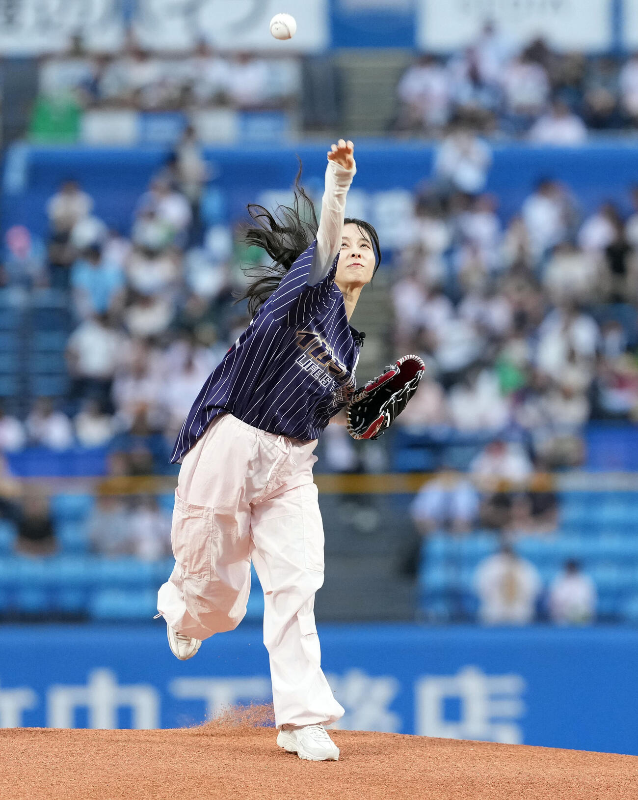 ヤクルト対西武　ファーストピッチセレモニーを務めた山本萩子（撮影・たえ見朱実）＝2026年5月28日