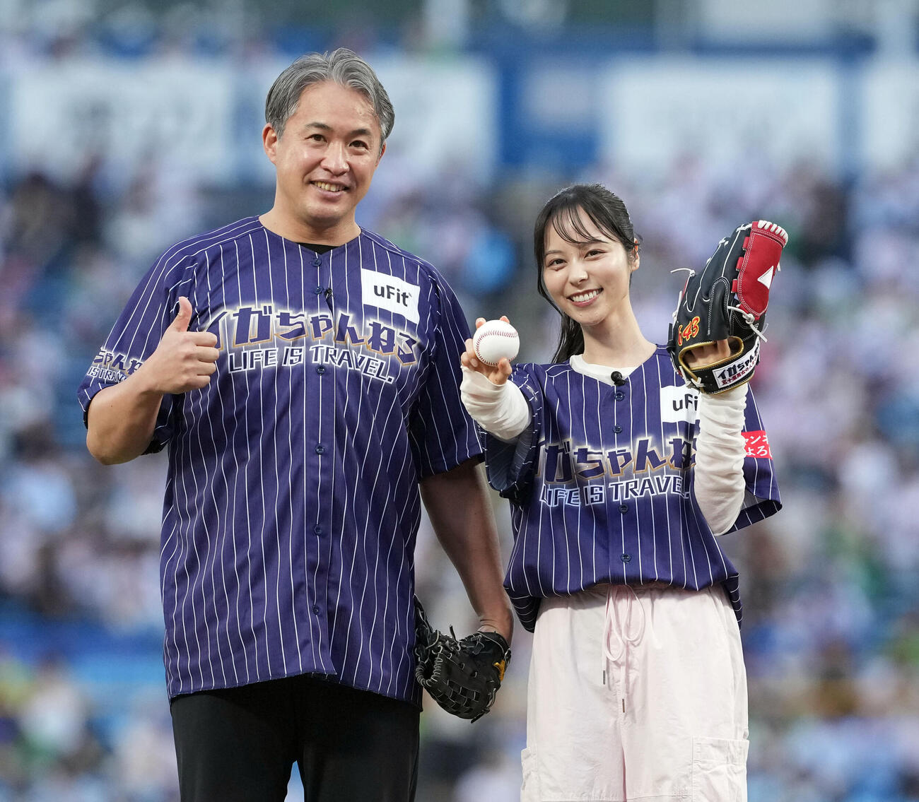 ヤクルト対西武　ファーストピッチセレモニーを務めた山本萩子は捕手を務めた五十嵐亮太氏と記念撮影に納まる（撮影・たえ見朱実）＝2026年5月28日