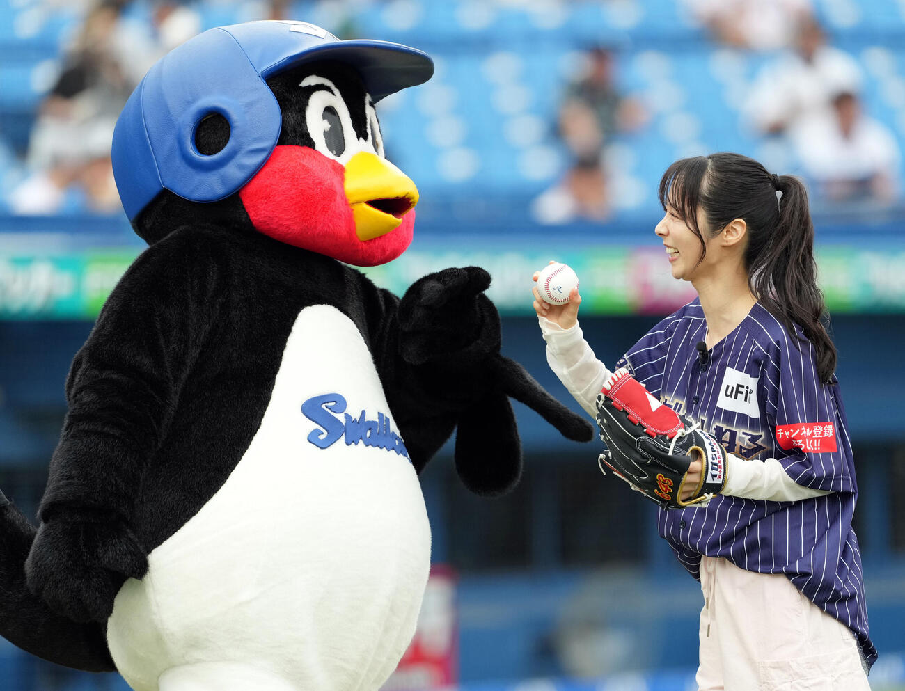 ヤクルト対西武　ファーストピッチセレモニーに臨む山本萩子（右）はつば九郎と笑顔を見せる（撮影・たえ見朱実）＝2026年5月28日