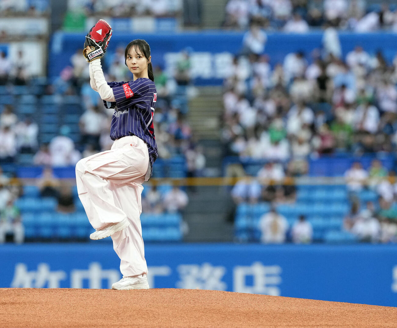 ヤクルト対西武　ファーストピッチセレモニーを務めた山本萩子（撮影・たえ見朱実）＝2026年5月28日