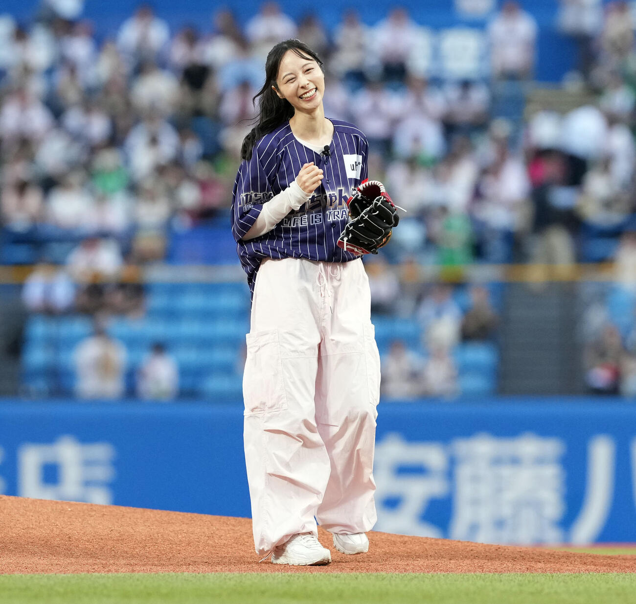 ヤクルト対西武　ファーストピッチセレモニーを務め笑顔を見せる山本萩子（撮影・たえ見朱実）＝2026年5月28日