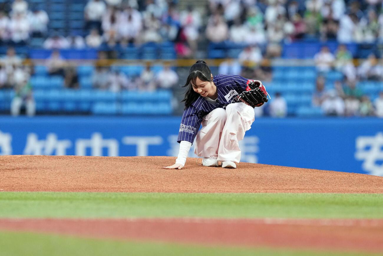 ヤクルト対西武　ファーストピッチセレモニーを務めた山本萩子は、マウンドを直す（撮影・たえ見朱実）＝2026年5月28日