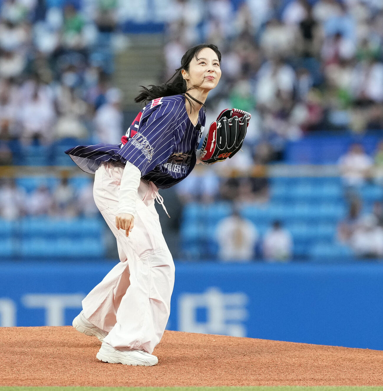 ヤクルト対西武　ファーストピッチセレモニーを務めた山本萩子（撮影・たえ見朱実）＝2026年5月28日