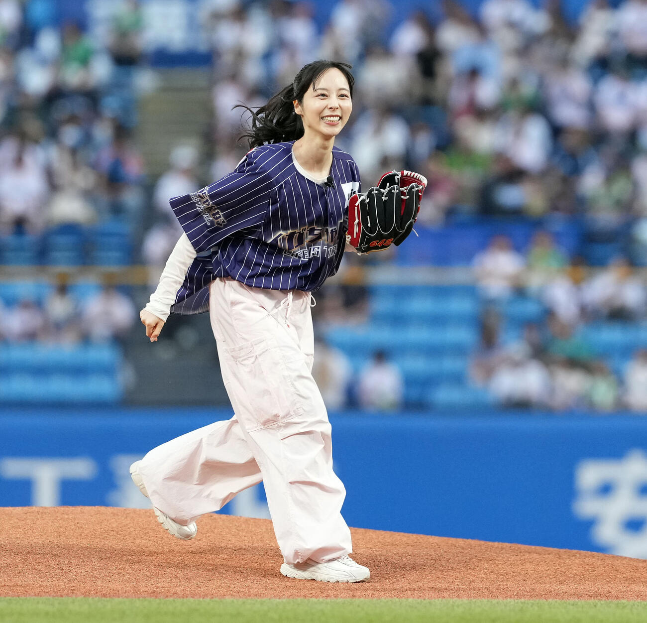ヤクルト対西武　ファーストピッチセレモニーを務め笑顔を見せる山本萩子（撮影・たえ見朱実）＝2026年5月28日